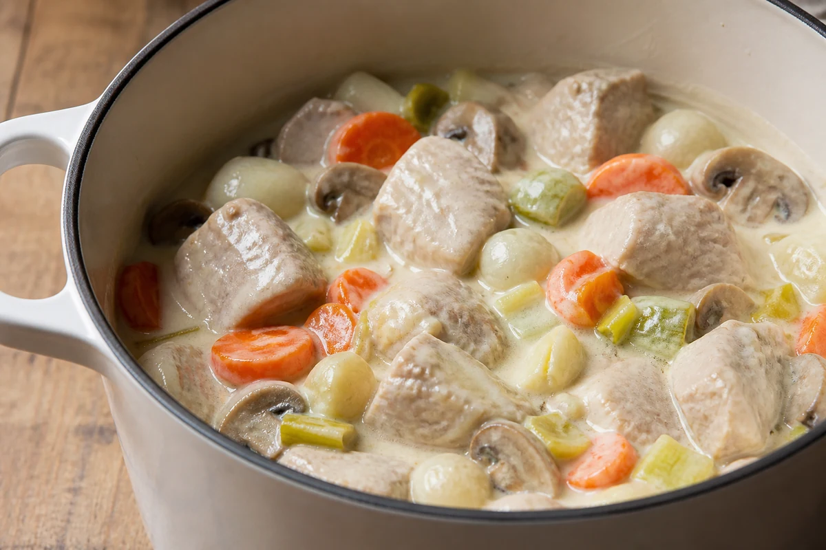 Une blanquette de veau dans sa sauce blanche avec ses légumes